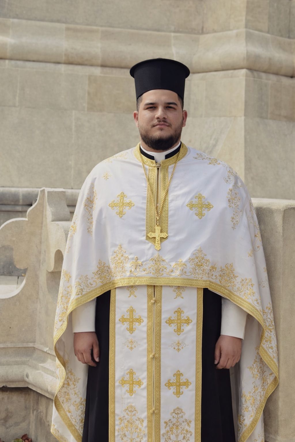 Preotul Ionuț în veșminte complete